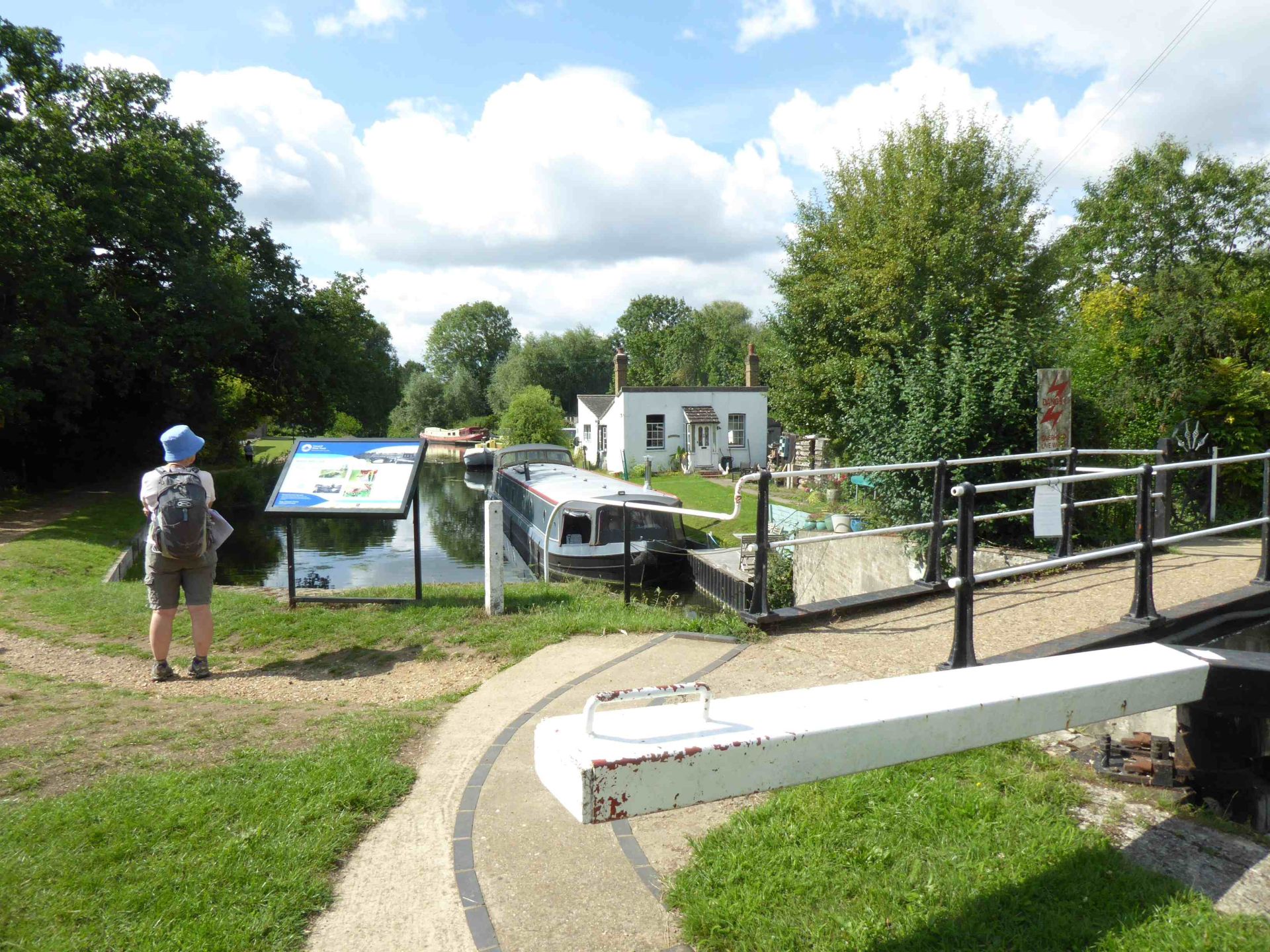 A lock and houseboats on the Navigation